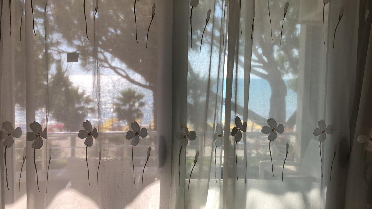 Mali I Robit Beachfront Apartment Golem  Extérieur photo