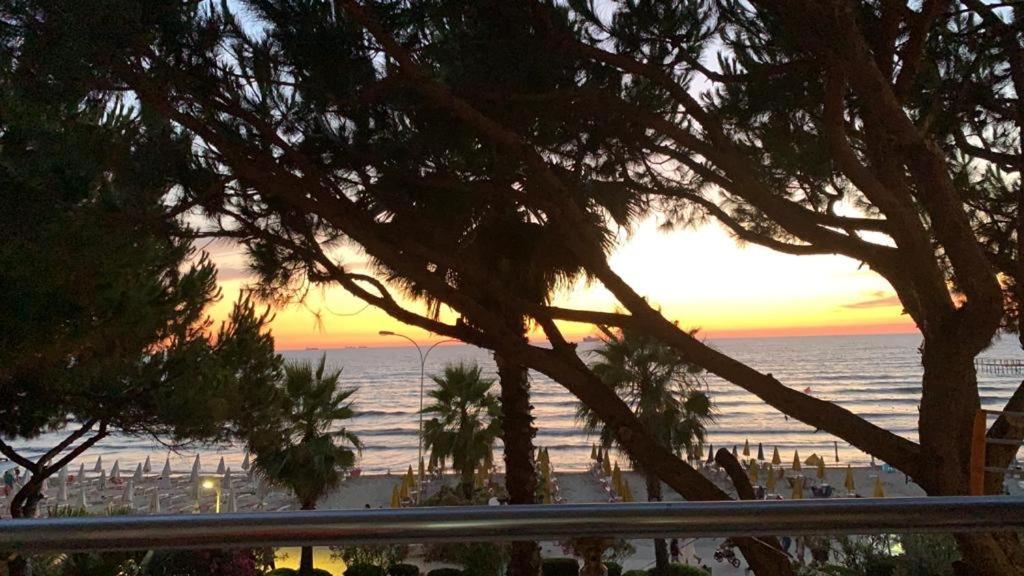 Mali I Robit Beachfront Apartment Golem  Extérieur photo