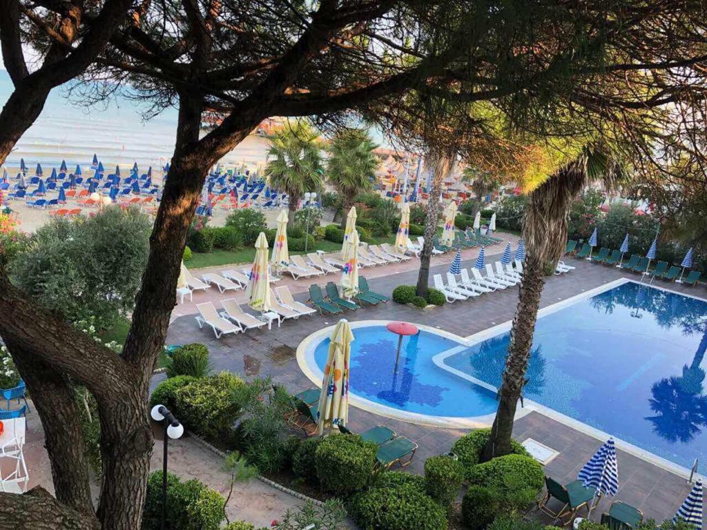 Mali I Robit Beachfront Apartment Golem  Extérieur photo