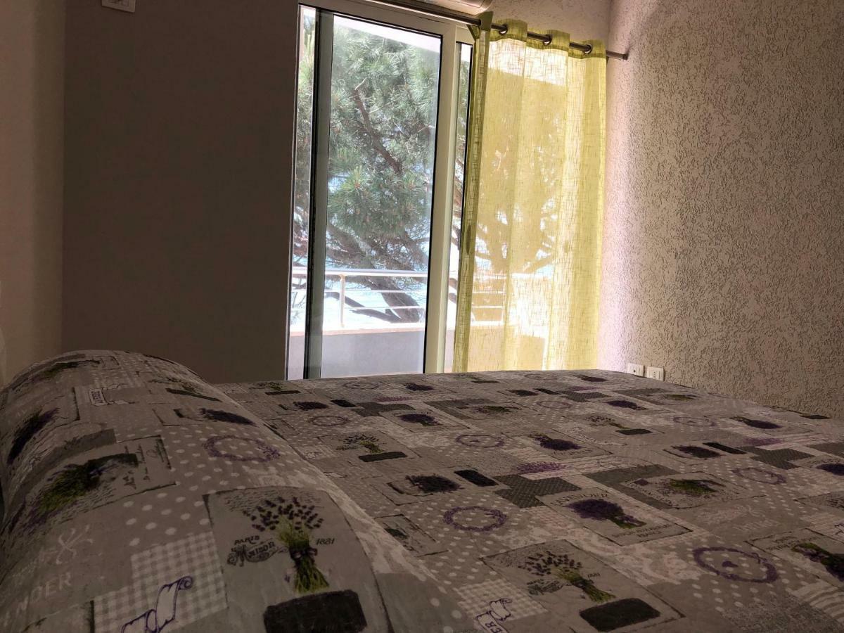 Mali I Robit Beachfront Apartment Golem  Extérieur photo