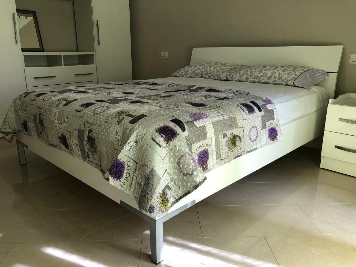 Mali I Robit Beachfront Apartment Golem  Extérieur photo