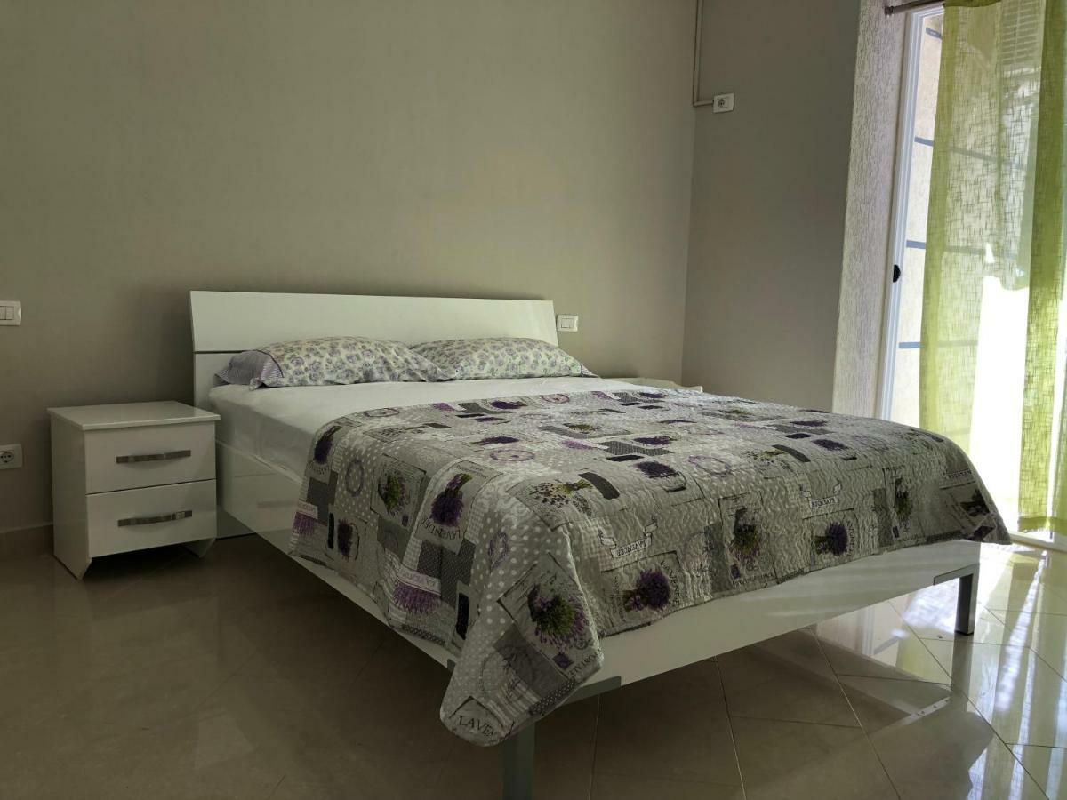 Mali I Robit Beachfront Apartment Golem  Extérieur photo